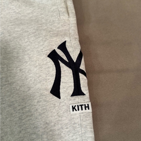 Kith x MLB x Yankees Sweat Pant (Grey) - Picture 3 of 6